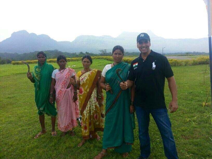 इट्स एंटरटेनमेंट:पैसे दिये हैं तो बसंती को नाचना होगा..