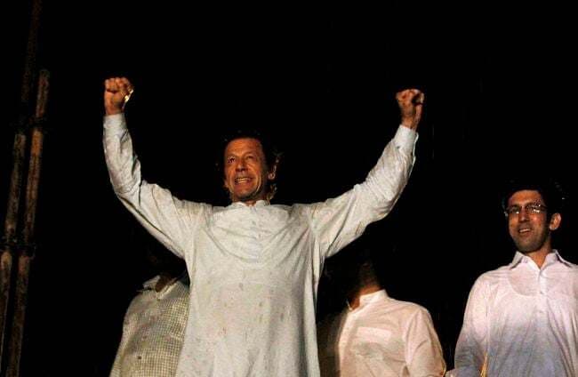 नवाज शरीफ की कुर्सी हिलाने के बाद ही हटुंगा: इमरान खान