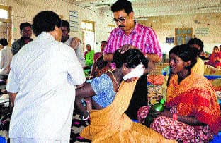 बकरी के लिए महिला की निकाली आंख
