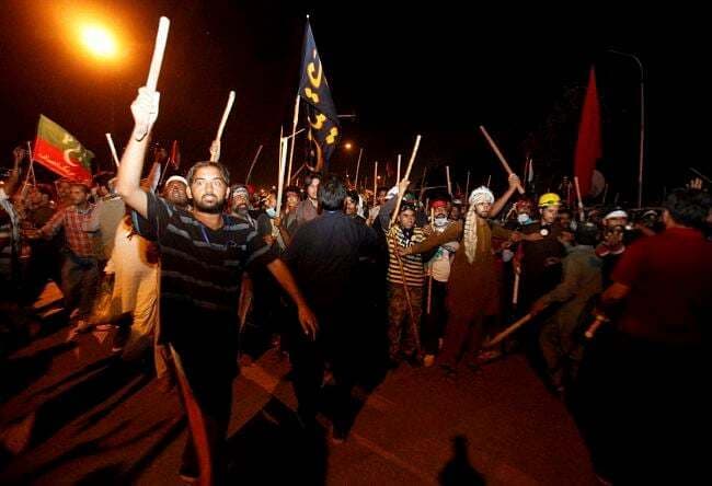 पाकिस्तान:सरकार विरोधी हिंसा जारी,535 लोग घायल