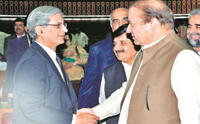 गंभीर खतरे में है पाकिस्तानी लोकतंत्र : राजनीतिक संदेश सुन पायेगी सेना?