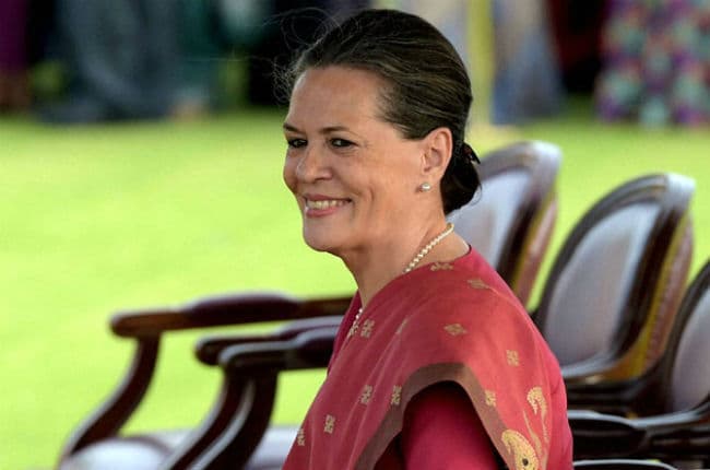 कांग्रेस में जान फूंकने के लिए मोहन भागवत वाली भूमिका अदा कर पायेंगी सोनिया?
