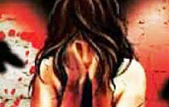 यूपी : चलती कार में महिला से गैंगरेप