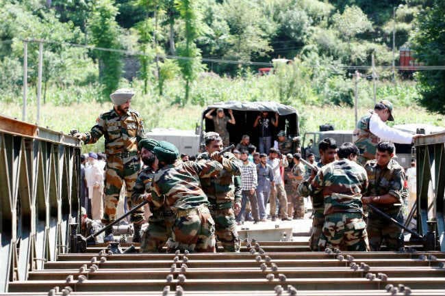 फरिश्तों पर हमला! बाढ़ पीडि़तों ने सेना के जवानों पर किया हमला