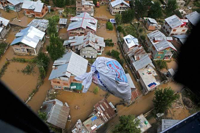 धरती के स्वर्ग में भीषण बाढ़: कौन हैं गुनहगार कश्मीर के?