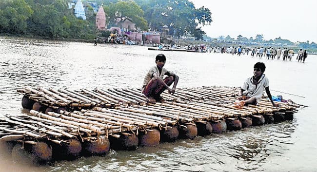 फल्गु के तट पर सिसक रहा बचपन