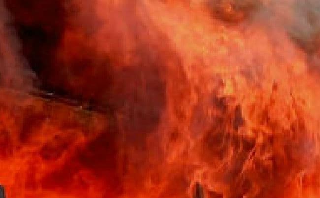 अदालत परिसर में बमबारी में दो घायल