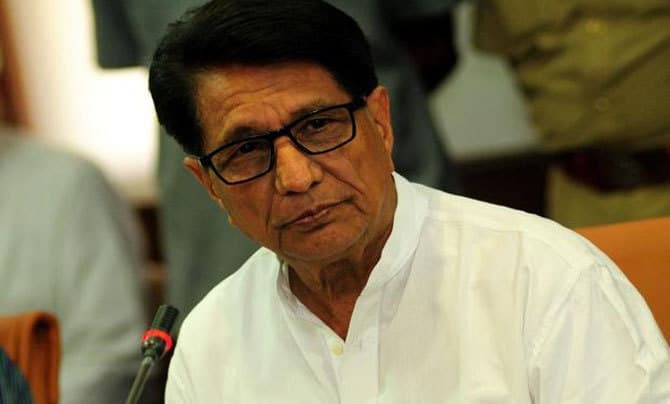 राजनीतिक फायदे के लिए अजित सिंह कर रहे हैं पिता का इस्तेमाल