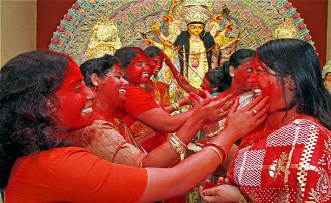 क्या मां दुर्गा की तरह सच में पूजी जाती हैं महिलाएं