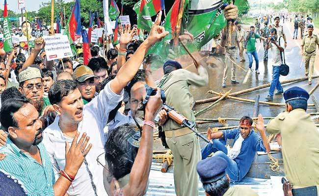 आजसू और विद्यार्थी परिषद ने किया राजभवन का घेराव,कार्यकर्ताओं पर बरसीं लाठियां