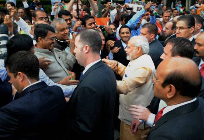 वाशिंगटन के गांधी मेमोरियल में मोदी ने महात्मा गांधी को श्रद्धांजलि दी