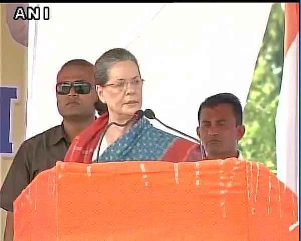 जनता को दुबारा गुमराह कर रहे हैं नरेंद्र मोदी : सोनिया गांधी