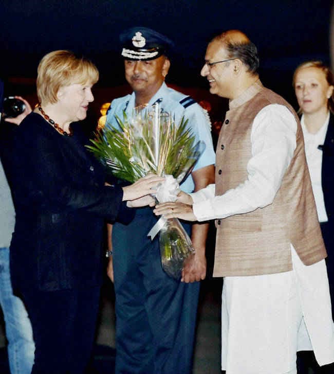 भारत पहुंची जर्मन चांसलर एंजेला मर्केल, PM मोदी ने किया ट्वीट ''नमस्ते चांसलर मर्केल''