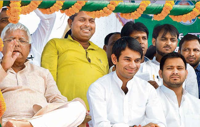 फिर विवाद में लालू : जन्म से तेजस्वी, शपथ पत्र में तेजप्रताप हुए छोटे