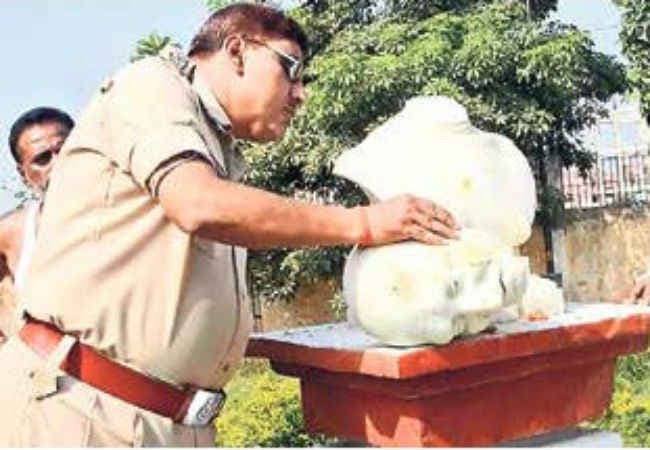 हे राम : शरारती तत्वों ने बापू की प्रतिमा तोड़ी, आक्रोश