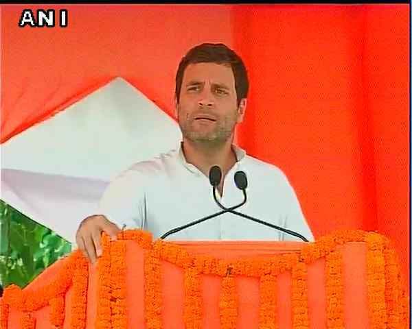 मोदी विदेश में 16 बार कपड़े बदलते हैं : राहुल गांधी