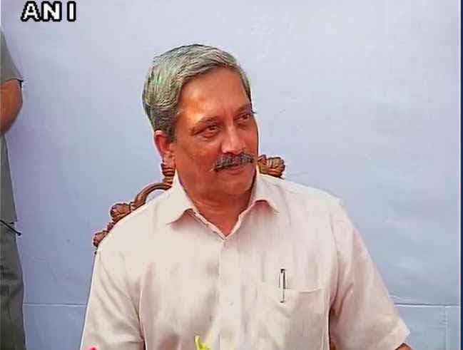 आर्मी परेड में मनोहर पर्रिकर ने कहा, महिला फाइटर पायलट पर लायेंगे नीति