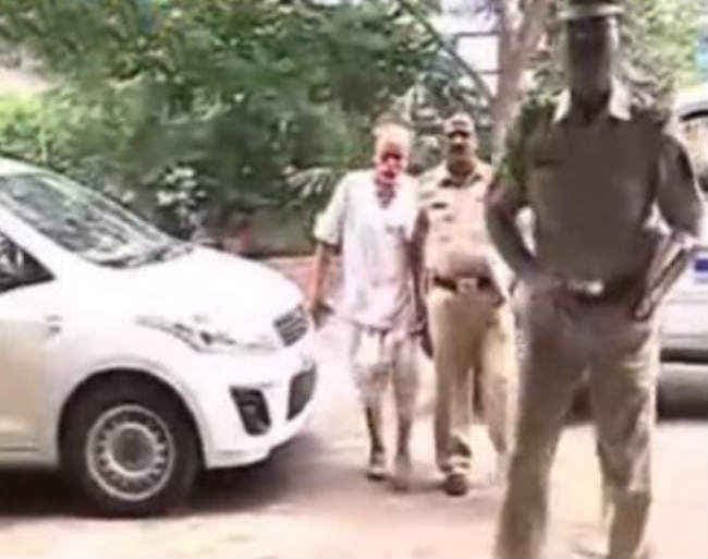 सड़क पर पत्नी का कटा सिर लेकर घूम रहे व्यक्ति को पुलिस ने दबोचा, देखें VIDEO