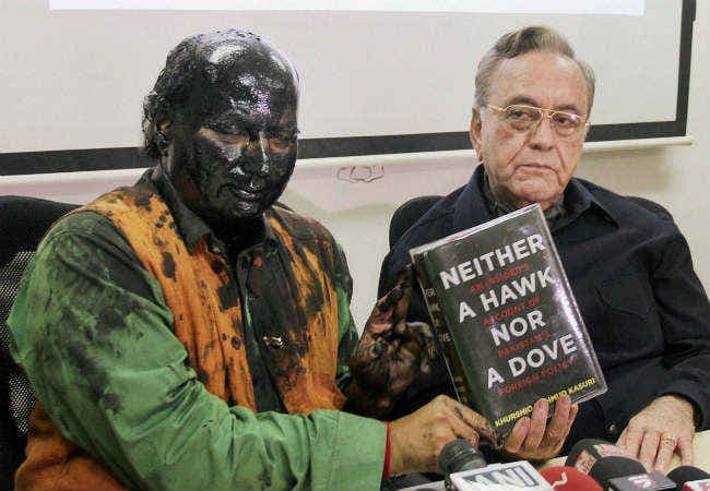 अविश्वास के रंग की कालिख