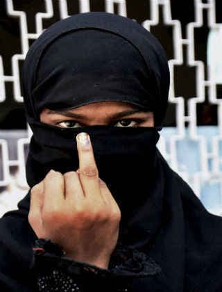 दूसरे चरण के अंतिम दिन वोटरों को लुभाने के लिए दिग्गज नेताओं ने प्रचार में झोंकी ताकत