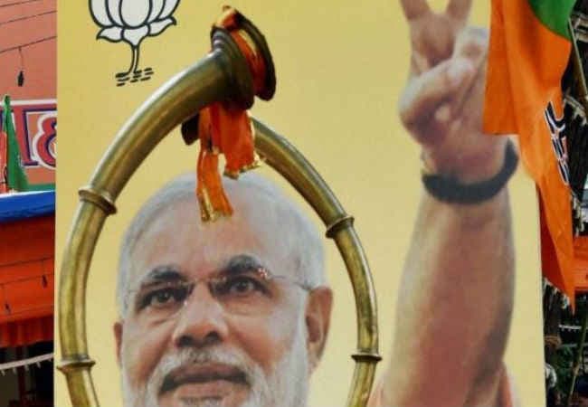 चुनाव आयोग के निर्देश पर पटना में कई जगह से हटाये गये PM मोदी के पोस्टर