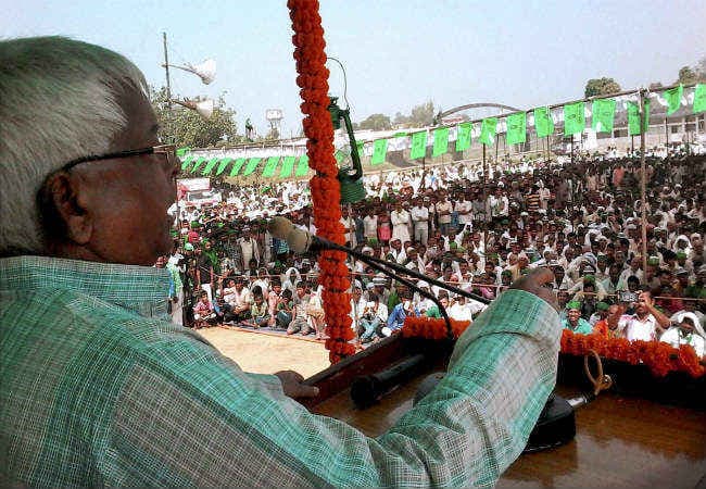 बिहार चुनाव : मंच में बैठे लालू पर गिरा पंखा, बाल-बाल बचे VIDEO