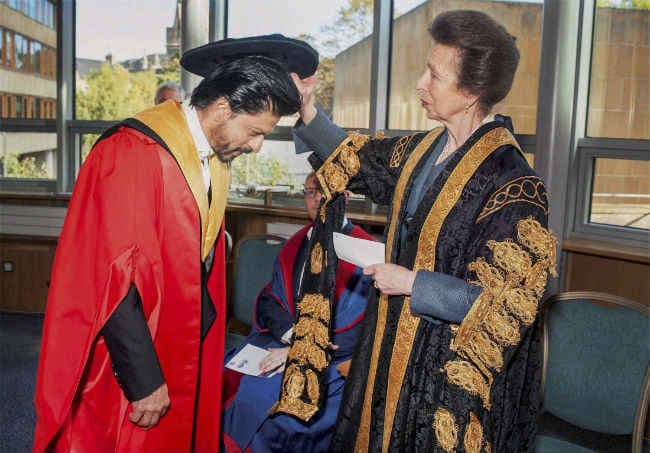 शाहरुख को एडिनबर्ग विश्वविद्यालय ने किया सम्मानित