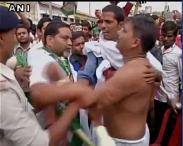 पढ़िए, लालू के सामने ही राजद कार्यकर्ता ने क्यों उतारी अपनी शर्ट