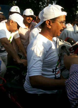 साइकिल पर केजरीवाल, दिल्ली में आज कार फ्री डे
