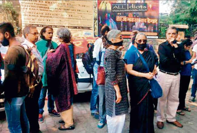 साहित्य जिनके लिए विलासिता है!