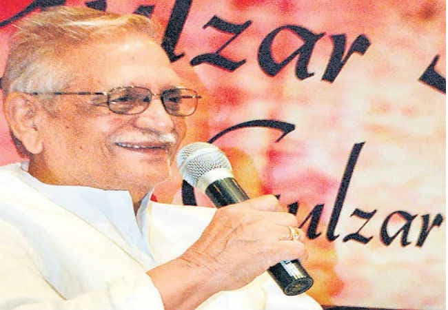 साहित्यकार देखें, पुरस्कार किसका है : गुलजार