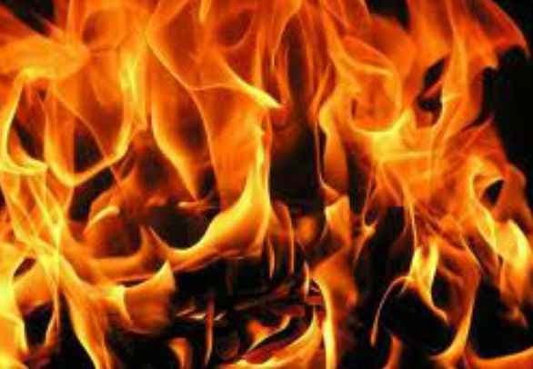 एसडीएम कार्यालय के सामने युवक ने लगाई आग, हालत गंभीर