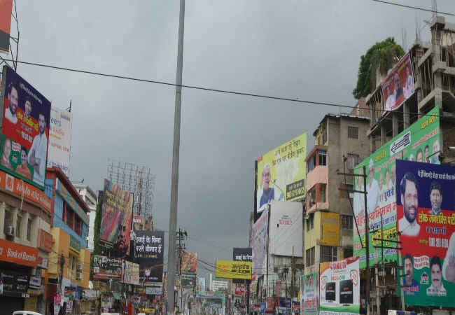 बिहार चुनाव : मोदी-नीतीश के होर्डिंग हटने से पटना की रौनक फीकी