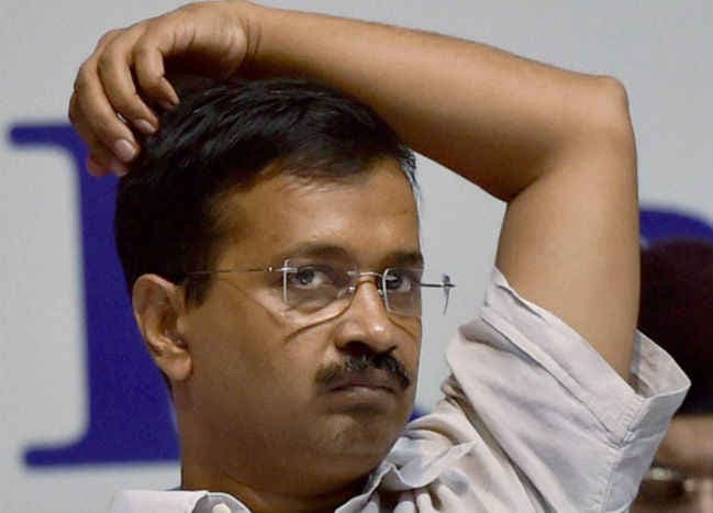 दिल्ली में गंदगी का अंबार, केजरीवाल ने कहा नगर निगम दिल्ली सरकार के अधीन नहीं