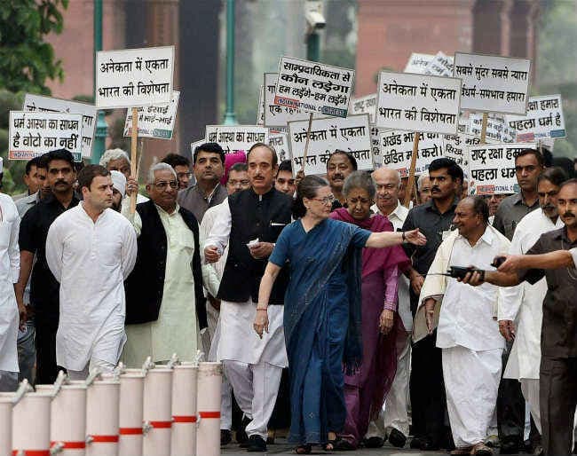 असहिष्णुता के मुद्दे पर कांग्रेस का राष्ट्रपति भवन मार्च, निशाने में पीएम मोदी