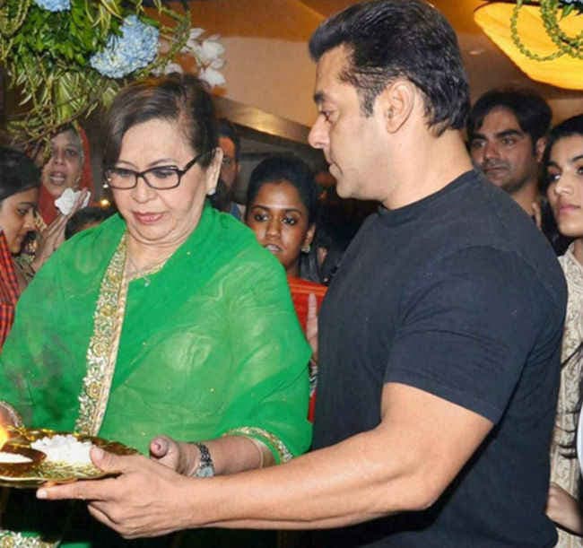 सलमान की मां हेलेन और वहीदा रहमान ने लगाये ठुमके, देखें वीडियो