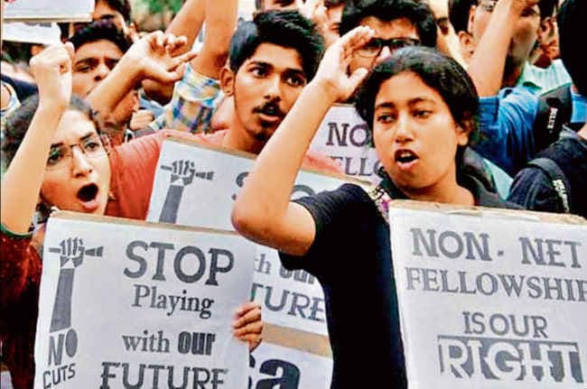 व्यवस्था की बेरुखी की शिकार शिक्षा