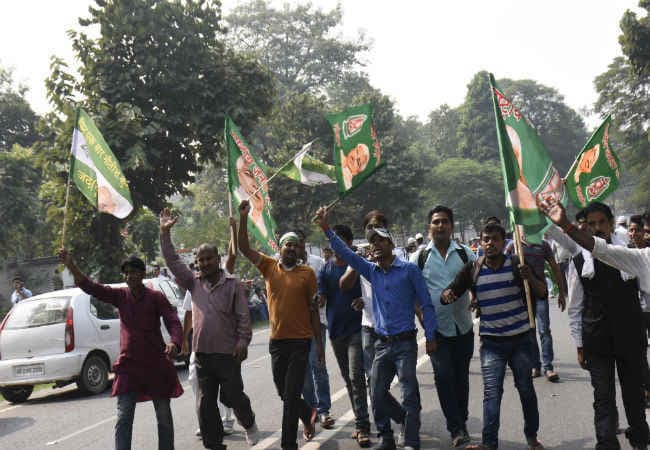 लाइव रिपोर्ट : पढ़िए क्या चल रहा है लालू-नीतीश के आवास पर