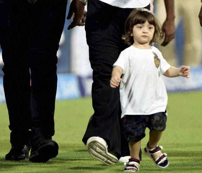 क्या आपने देखी अबराम की यह क्यूट सेल्फी ?