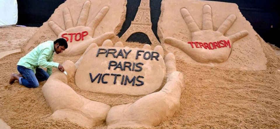 मरे हुए लोगों पर बरस रही थीं गोलियां