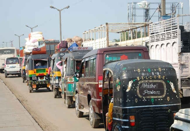 गांधी सेतु पर लगा भीषण जाम, फिर से खोलना पड़ा बंद किया गया पूर्वी लेन