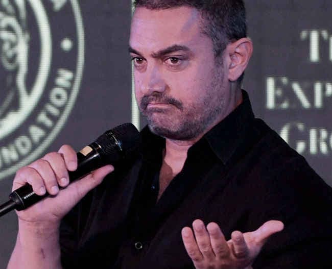 अनुपम ने आमिर से पूछा,''पत्नी कौन से देश...?''