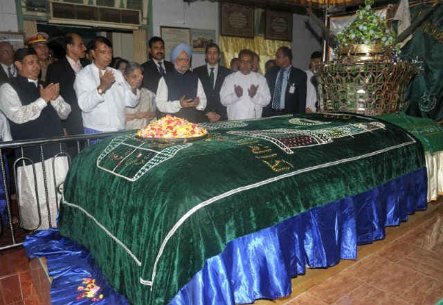 शाहजहांबाद का गौहर रंगून की खाक में सोया है