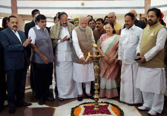 शीतकालीन सत्र का पहला दिन : सभी ने एक दूसरे से किया दुआ सलाम