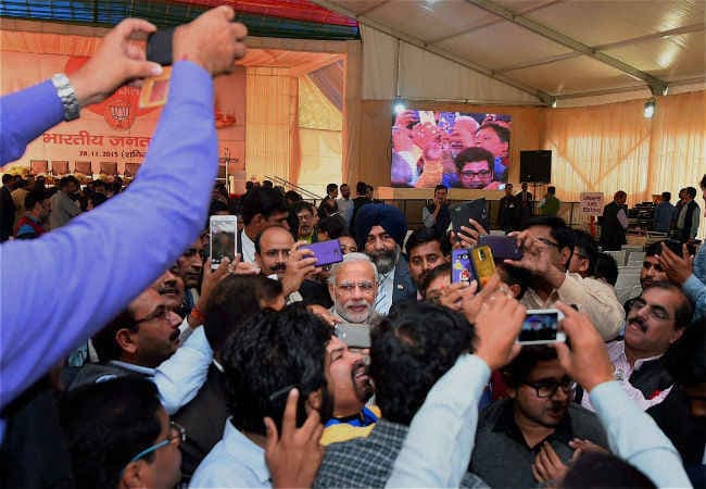 पत्रकारों से मिले PM मोदी, सेल्फी के लिए होड़