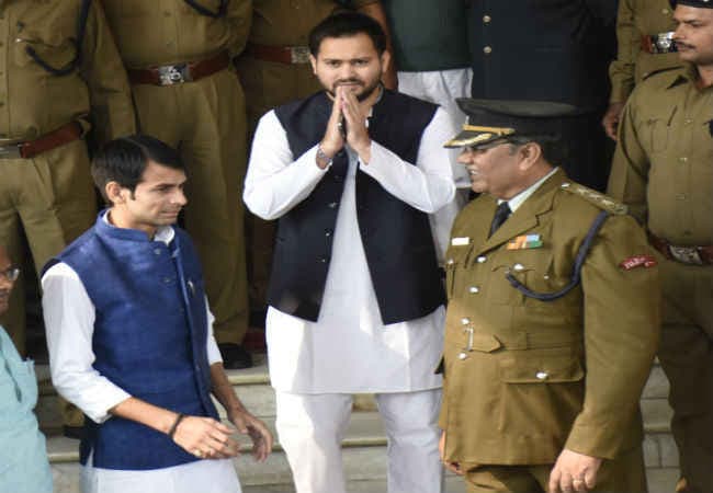 पीएम को विदेश दौरों से नहीं फुर्सत, कपड़े धुलवाने लौटते हैं भारत : तेजस्वी