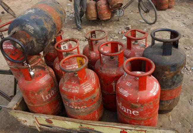 LPG सिलेंडर 61.5 रुपये महंगा, विमान ईंधन सस्ता