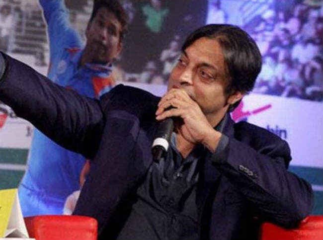 ''रावलपिंडी एक्सप्रेस'' को शाहरुख ने किया किस, वीडिया वायरल