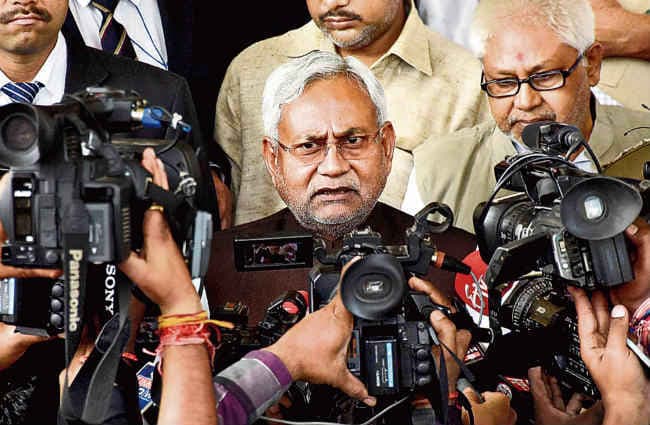 नाराज CM नीतीश ने कहा, कोताही पर नपेंगे अफसर