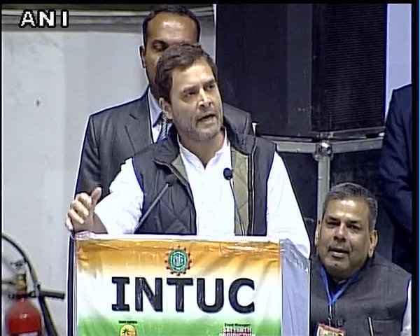 पीएम नरेंद्र मोदी चाहते हैं कि मजदूर उनके सामने घुटने टेक दें : राहुल गांधी